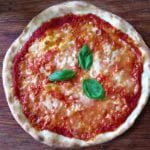 pizza margherita på bord